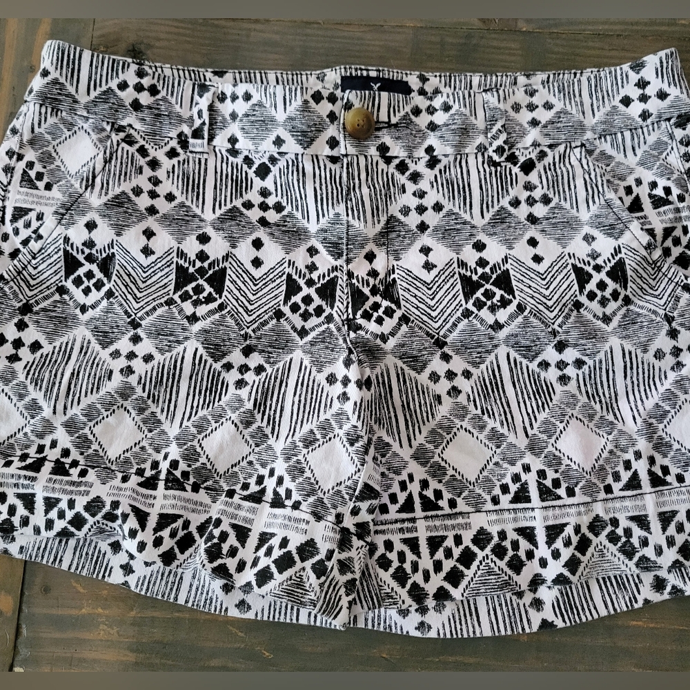 American Eagle Outfitters Black and White Geometric Print Women’s Shorts